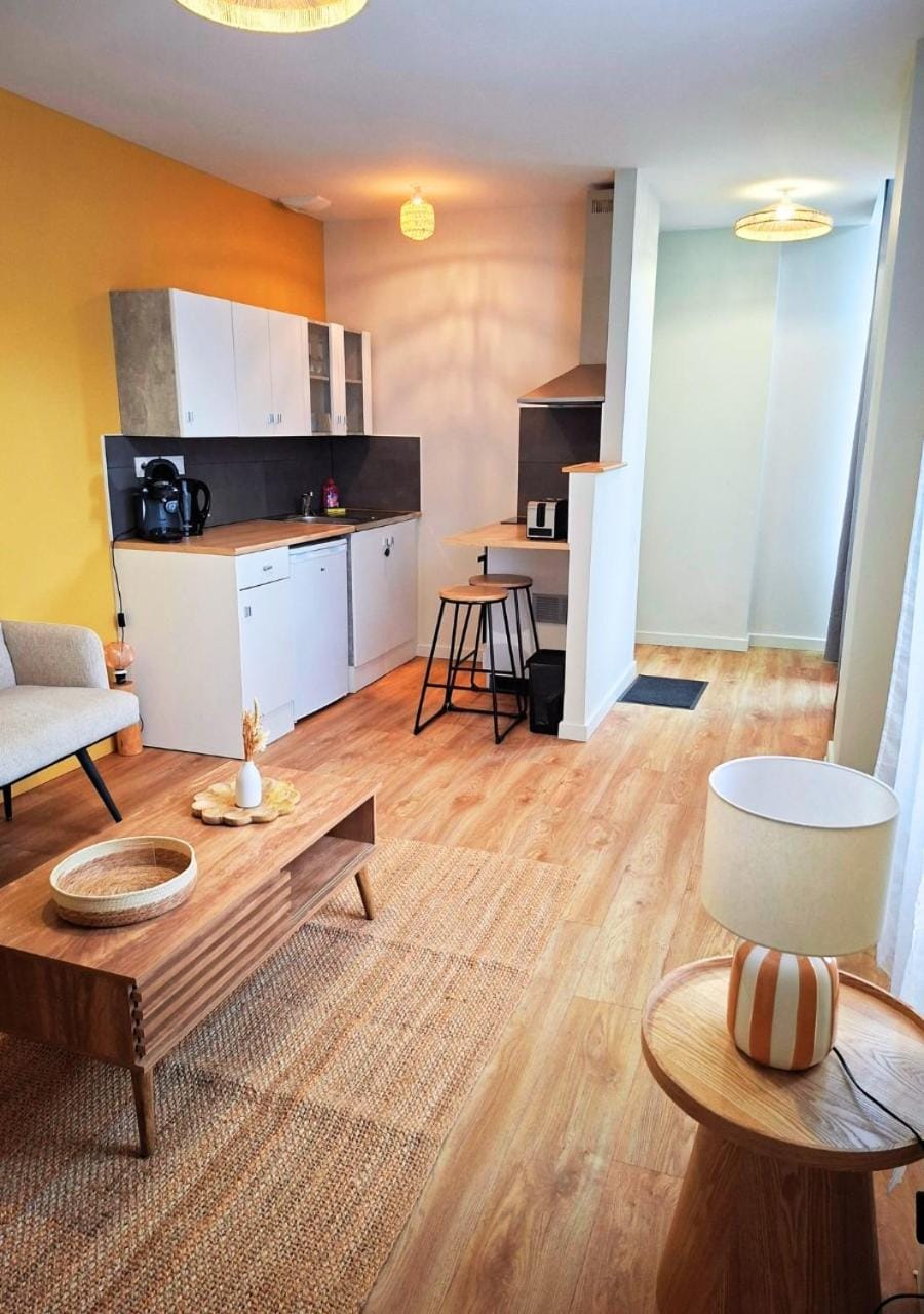 Kitchen or kitchenette, Living room, Seating area, Dining area, oven, pet friendly, stove