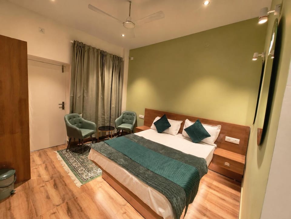 Bed, TV and multimedia, Photo of the whole room, Bedroom, towels, wardrobe