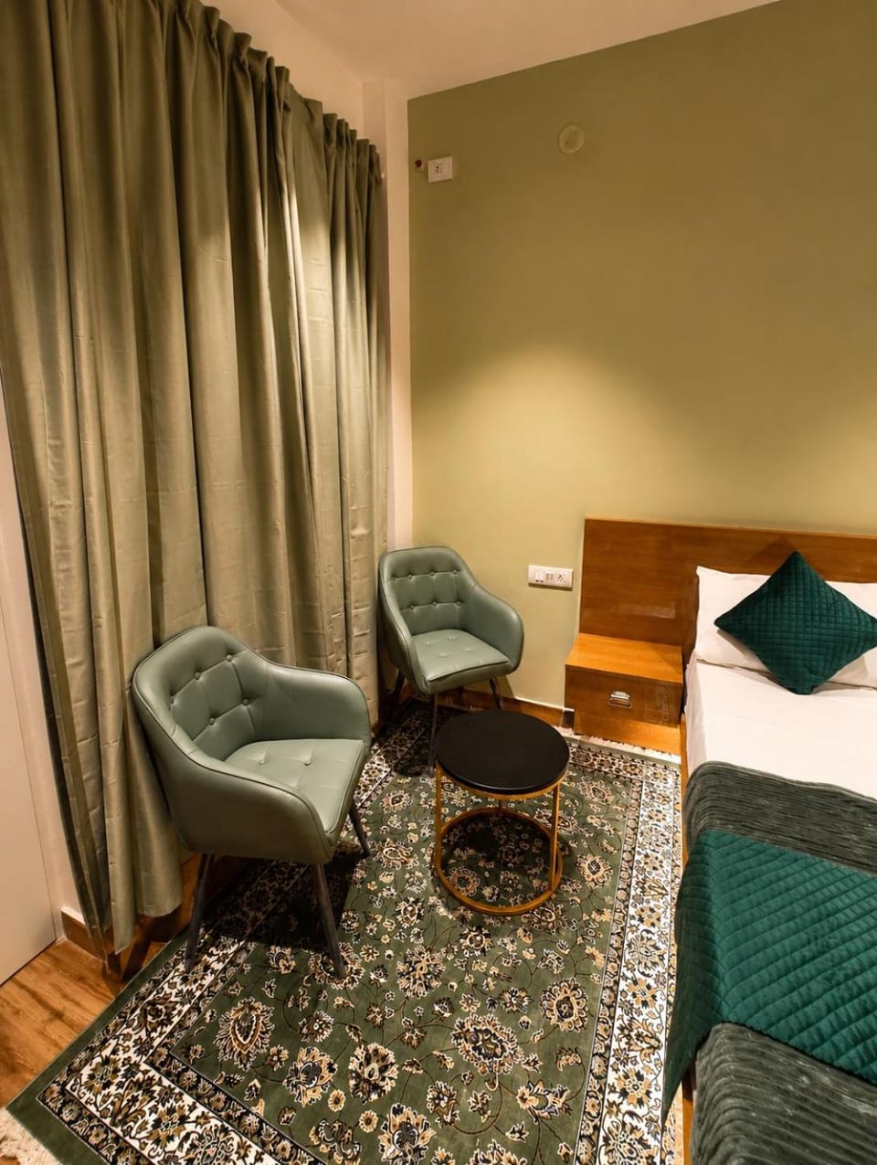 Bed, Living room, Photo of the whole room, Seating area, Bedroom