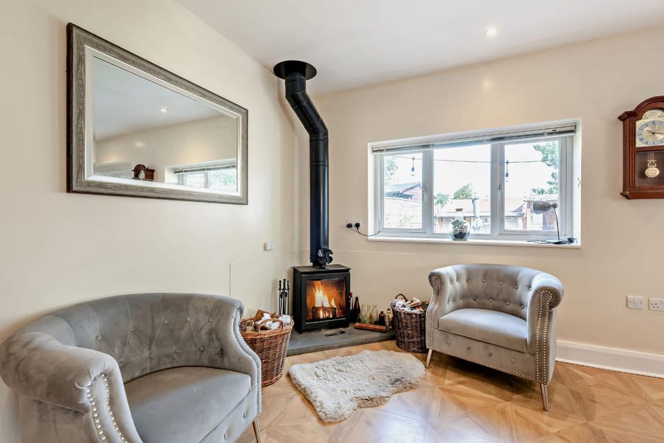Seating area, fireplace