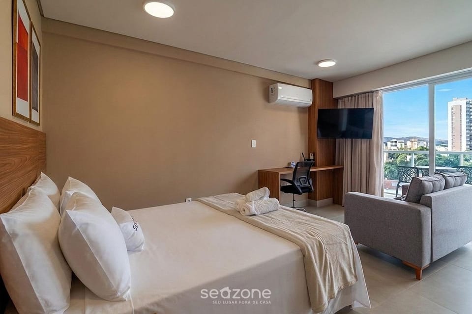 Bed, TV and multimedia, Balcony/Terrace, Seating area, Bedroom, City view