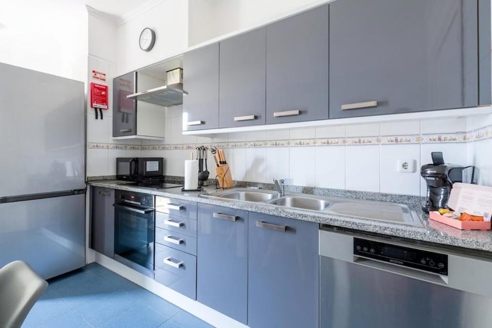 Coffee/tea facilities, Kitchen or kitchenette, dishwasher, oven, stove