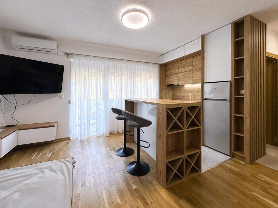 Communal lounge/ TV room, TV and multimedia, Living room, Seating area, Evening entertainment, oven, air conditioner