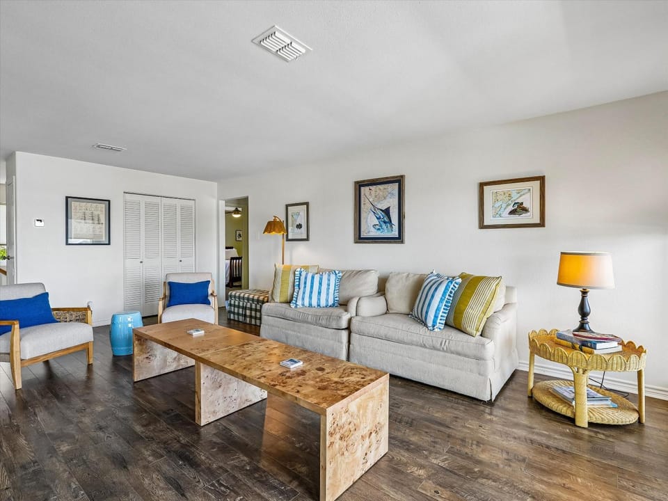 Living room, Seating area, furniture