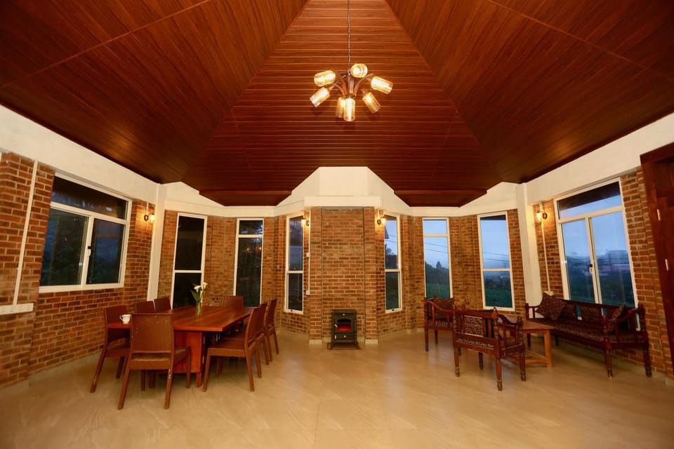 Restaurant/places to eat, Living room, Seating area