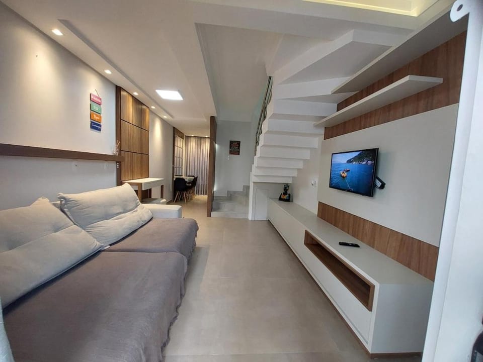Porto Belo( casa Lari) · Hard Rock, casa á 5 minutos, na praia do Perequê House in Porto Belo