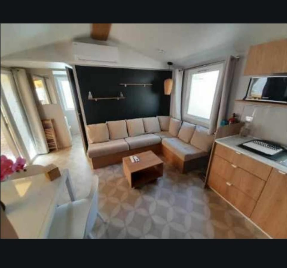 Kitchen or kitchenette, Living room, Seating area, stove