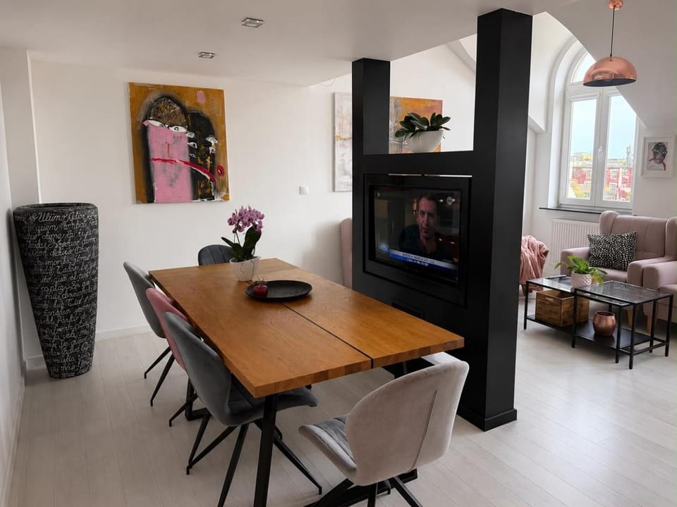 Communal lounge/ TV room, TV and multimedia, Living room, Seating area, Dining area, Evening entertainment
