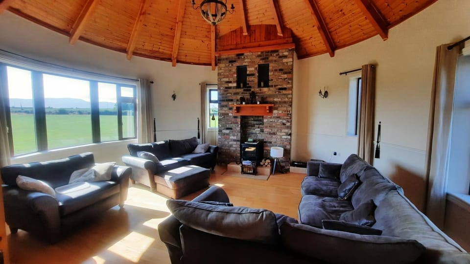 Communal lounge/ TV room, Living room, Mountain view