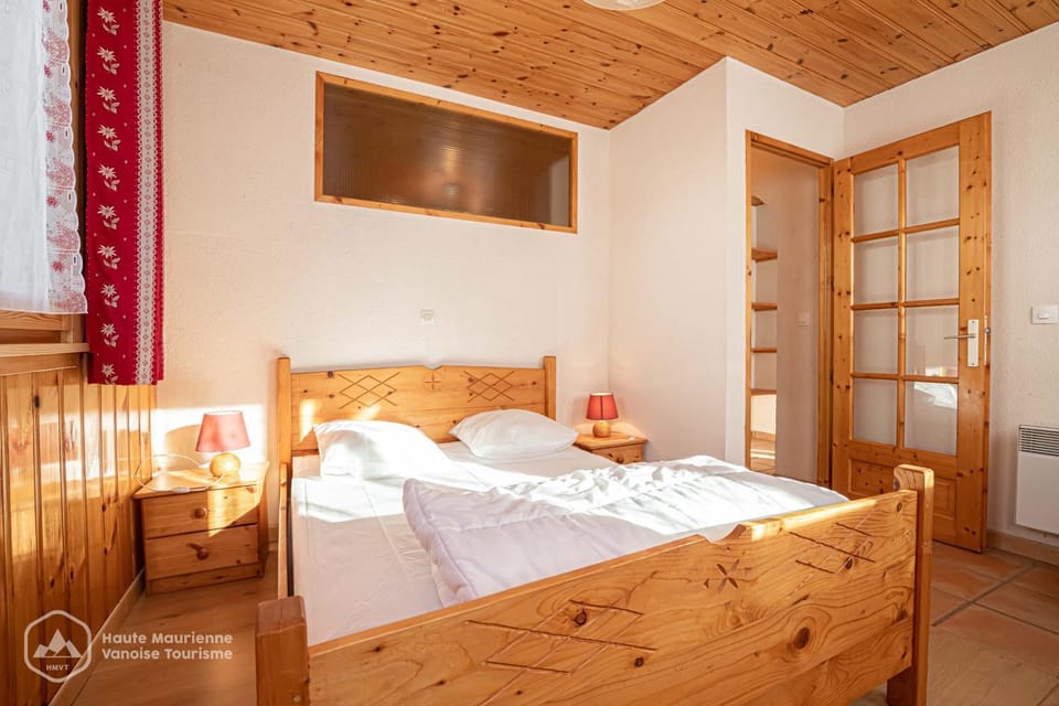 Property building, Living room, Bedroom