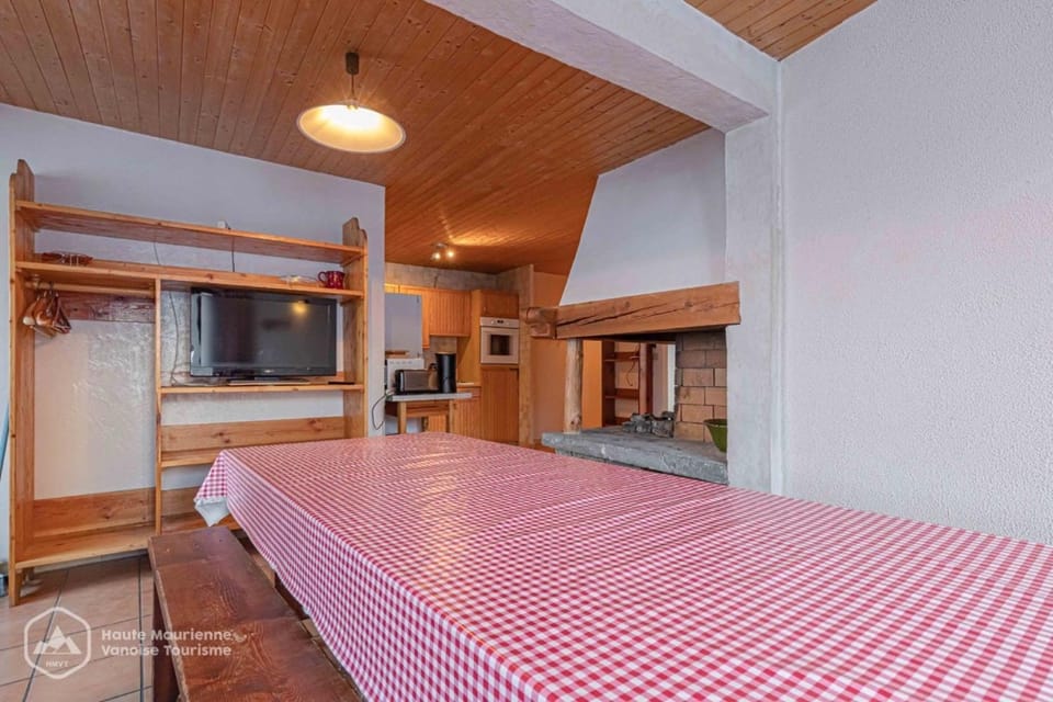 Property building, Living room, Bedroom