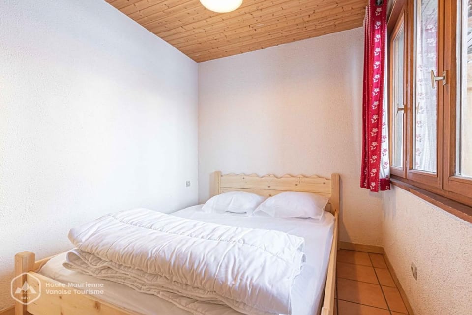 Property building, Living room, Bedroom
