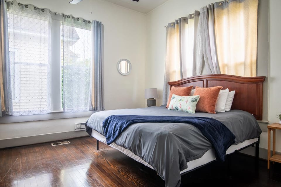 Division Den Charming One-Level w Backyard WiFi House in Birmingham