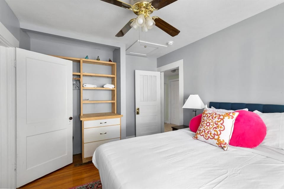 Hearthside Haven AvondaleFenced YardKing Bed House in Birmingham