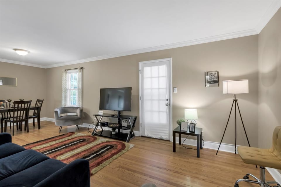 Shady Grove Cottage Large Yard, Pets Welcome House in Madison