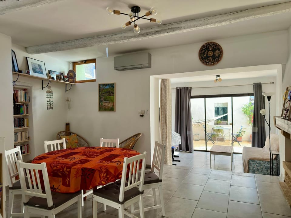 TV and multimedia, Living room, Seating area, Dining area, air conditioner