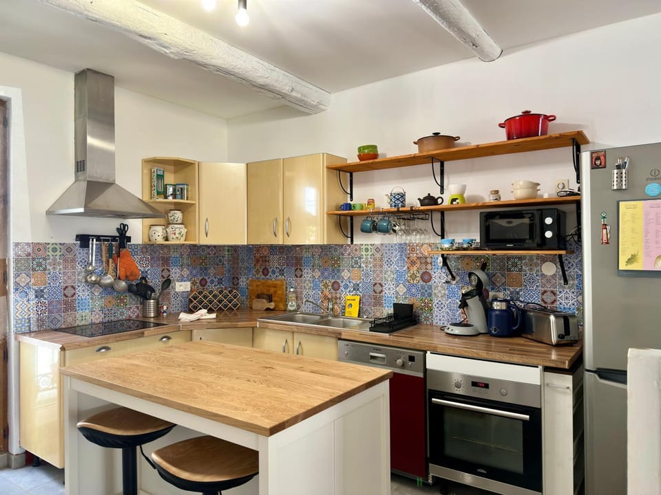 Coffee/tea facilities, Kitchen or kitchenette, Dining area, dishwasher, oven, toaster, kitchen