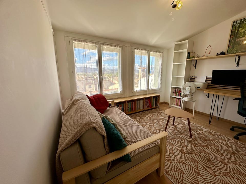 Bed, Seating area, Bedroom