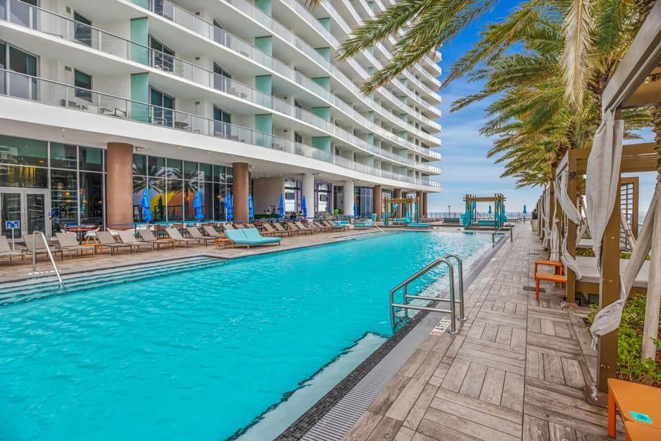 Day, Swimming pool, sunbed