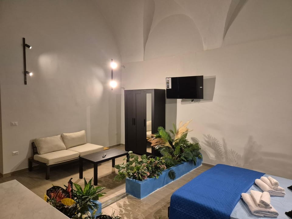 Communal lounge/ TV room, Bed, TV and multimedia, Living room, Photo of the whole room, Seating area, Evening entertainment, Bedroom