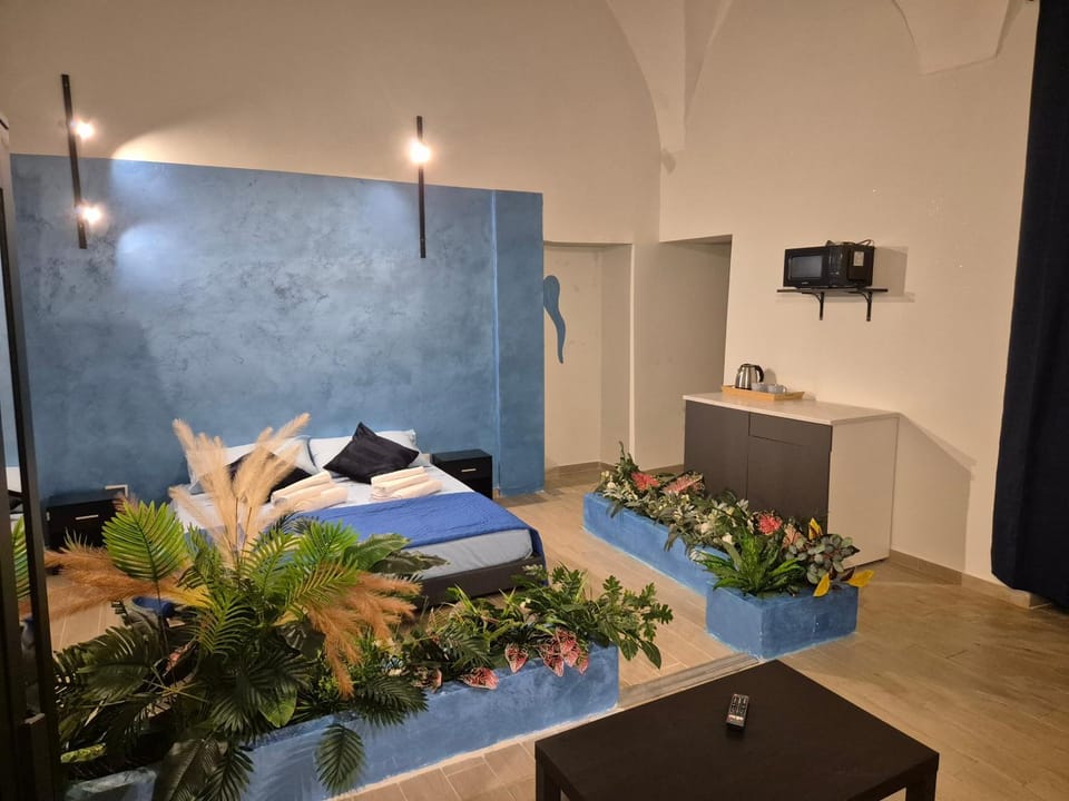 Bed, TV and multimedia, Photo of the whole room, Bedroom, microwave, air conditioner
