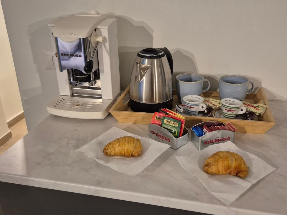 Coffee/tea facilities, Kitchen or kitchenette, Food, minibar