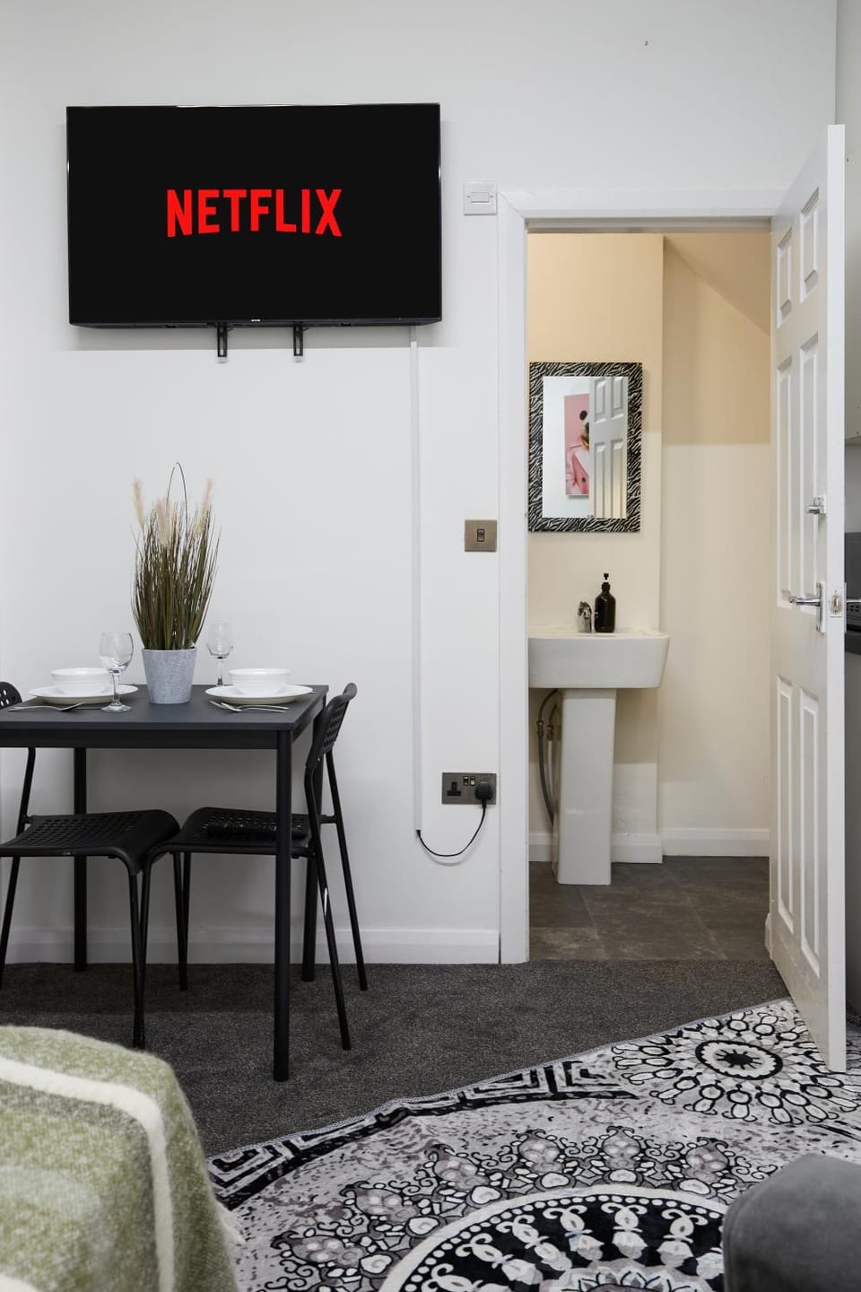 Modern Studio in Huddersfield - Town Centre Apartment in Huddersfield