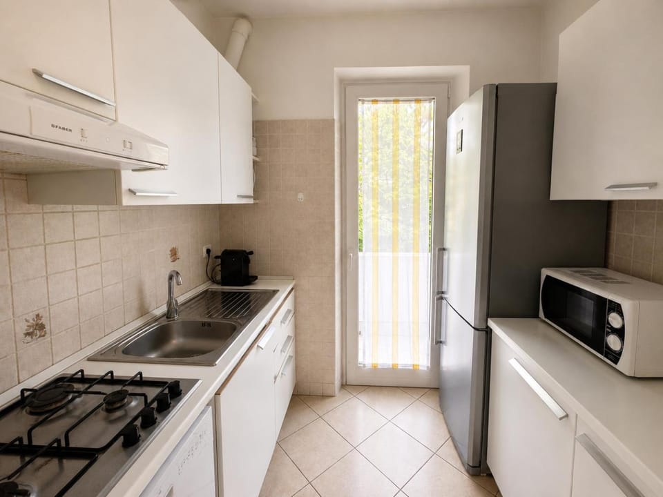 Kitchen or kitchenette, dishwasher, toaster