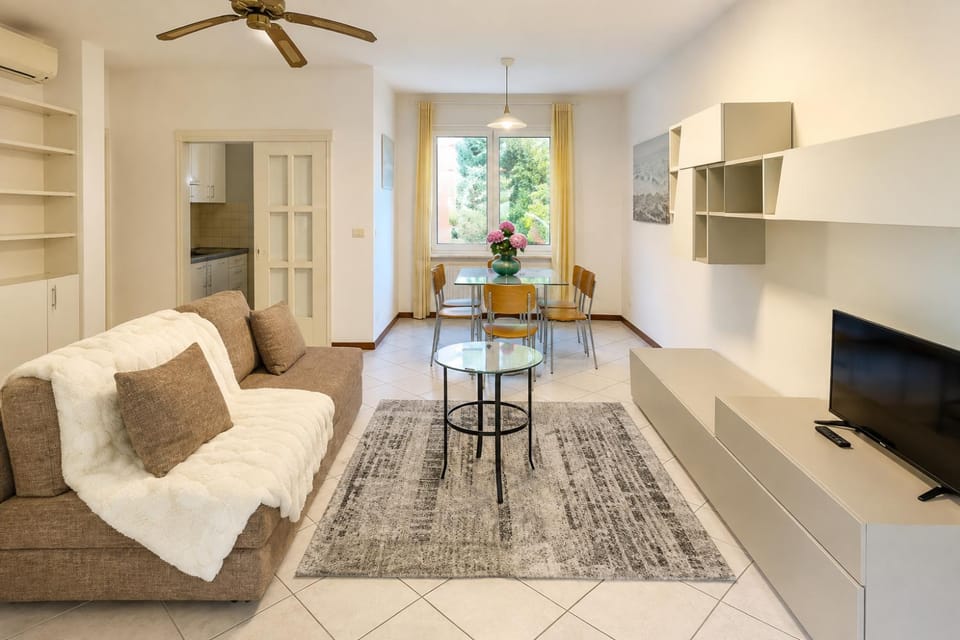TV and multimedia, Living room, Seating area, Dining area