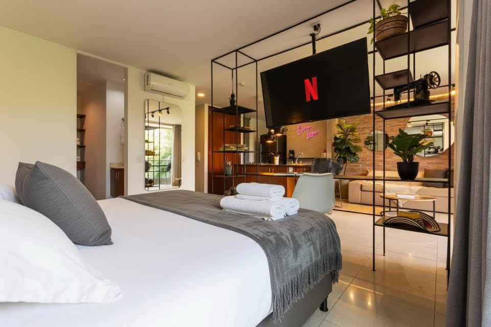 Bed, Bedroom, towels