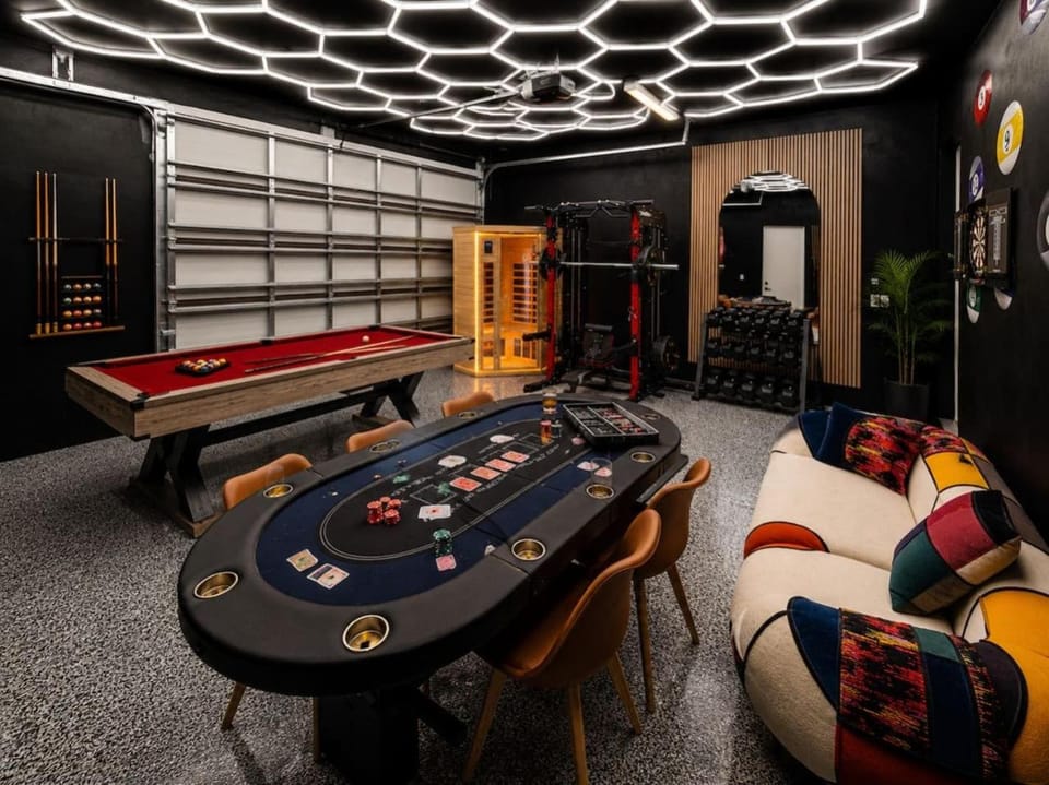 Luxury Tampa Retreat Pool Spa Sauna and More. Sleeps 20 Plus House in Tampa