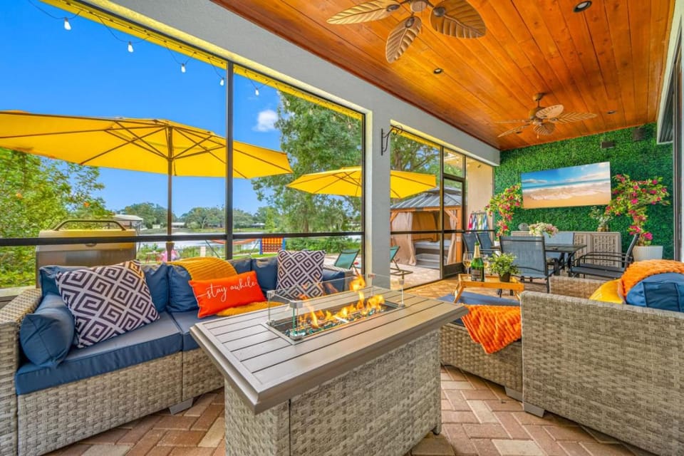 Great Lake Getaway with Pool, HotTub, Private Dock and Gamesuite - Sleeps 20 House in Lake Magdalene