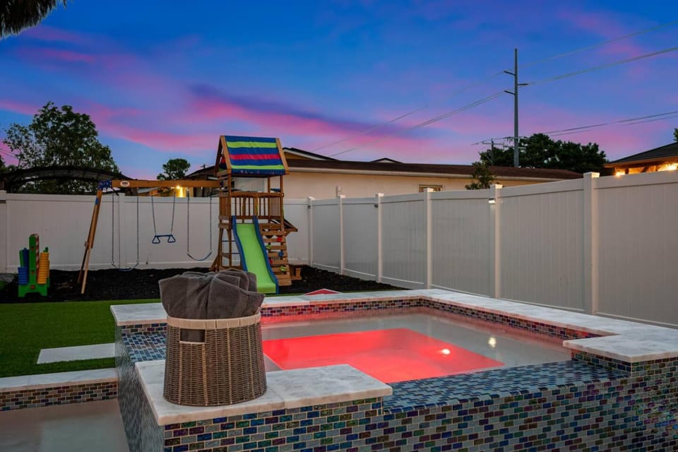 5Bedroom Modern Tampa Oasis, Lux Loft, Pool and Spa, Sleeps 14 House in Tampa