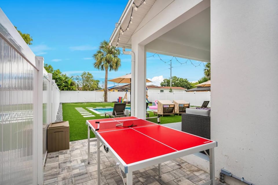 5Bedroom Modern Tampa Oasis, Lux Loft, Pool and Spa, Sleeps 14 House in Tampa