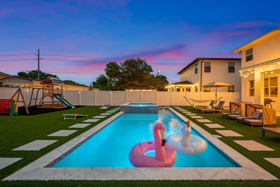 5Bedroom Modern Tampa Oasis, Lux Loft, Pool and Spa, Sleeps 14 House in Tampa