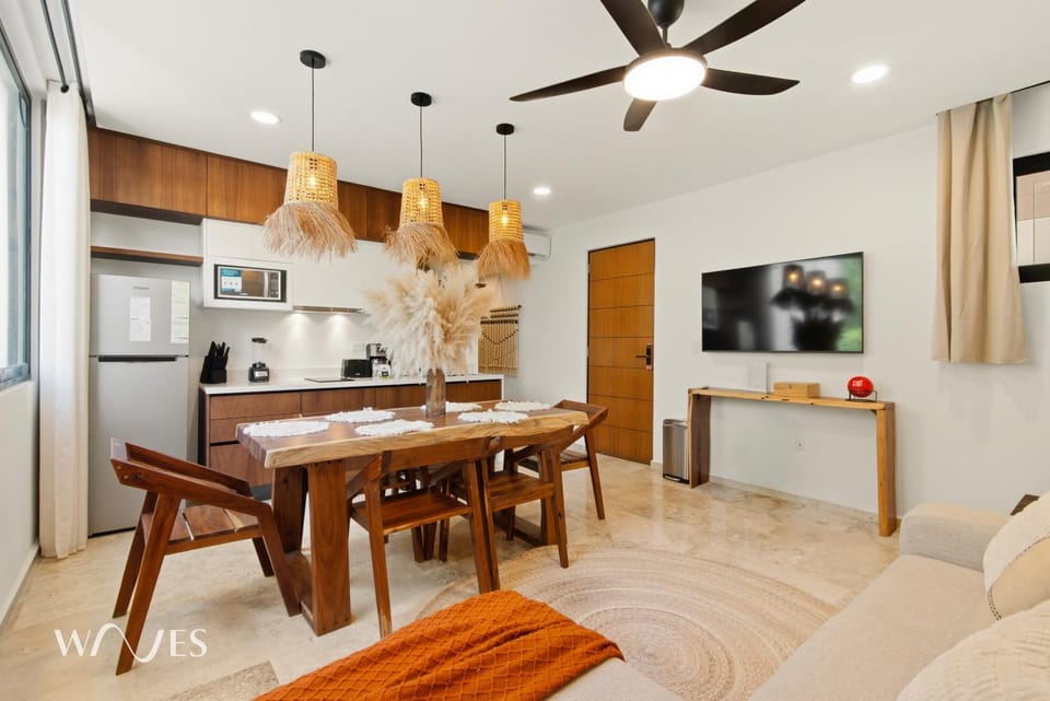 Dining area, fireplace