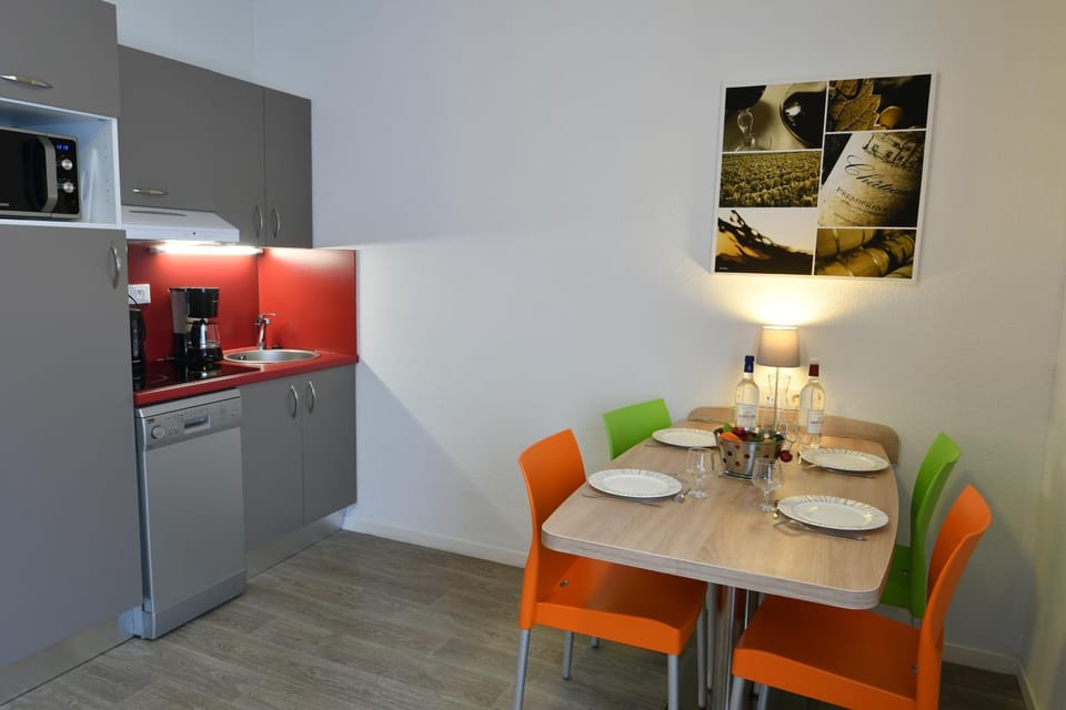 Coffee/tea facilities, Kitchen or kitchenette, Dining area, minibar