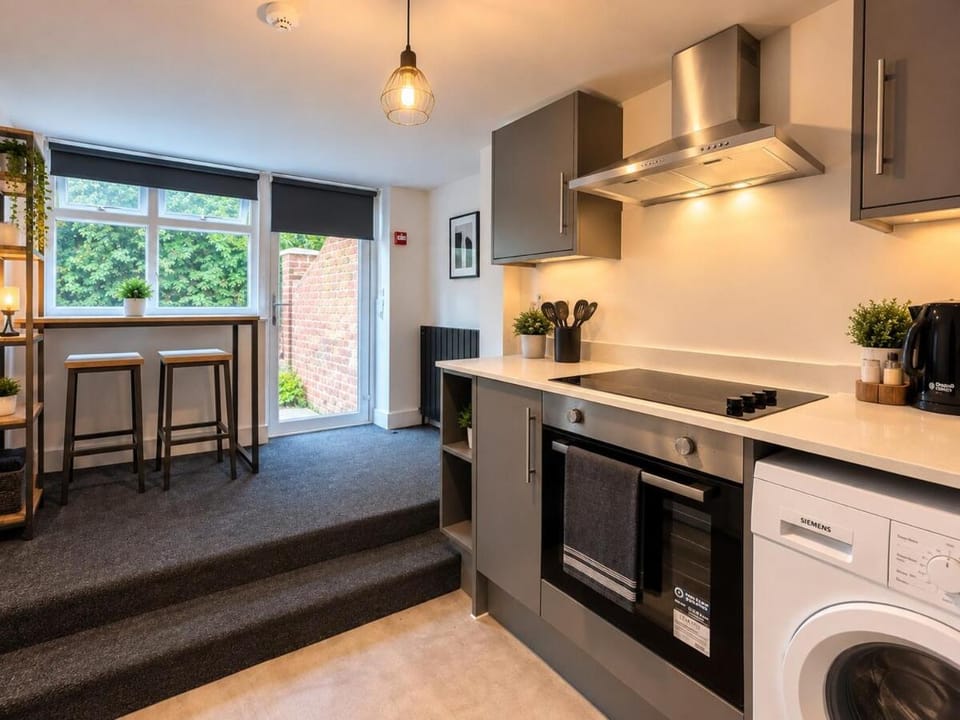 ST14 | 1-Bed Flat in Canterbury | Parking & WiFi Apartment in Canterbury