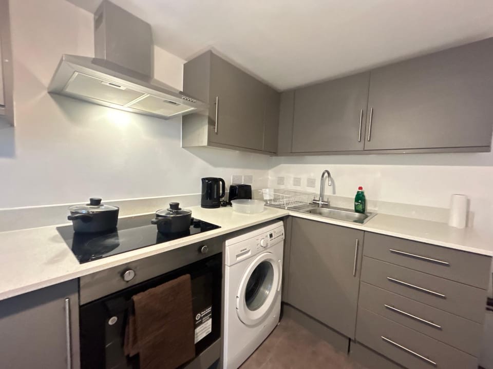 Kitchen or kitchenette, oven, stove, toaster, washing machine