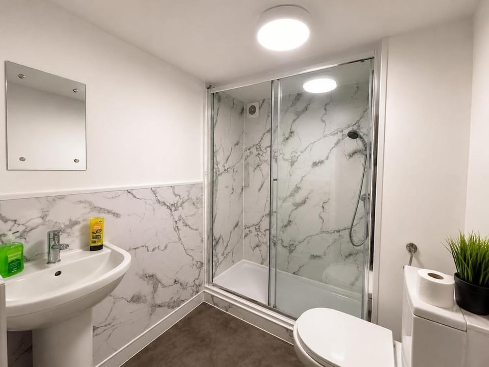 ST14 | 1-Bed Flat in Canterbury | Parking & WiFi Apartment in Canterbury