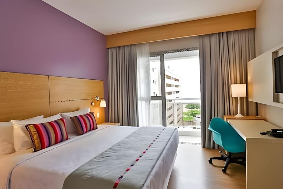 Bed, TV and multimedia, Photo of the whole room, Seating area, Bedroom, air conditioner