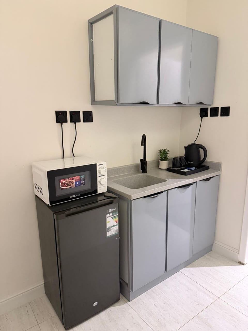 Kitchen or kitchenette, oven