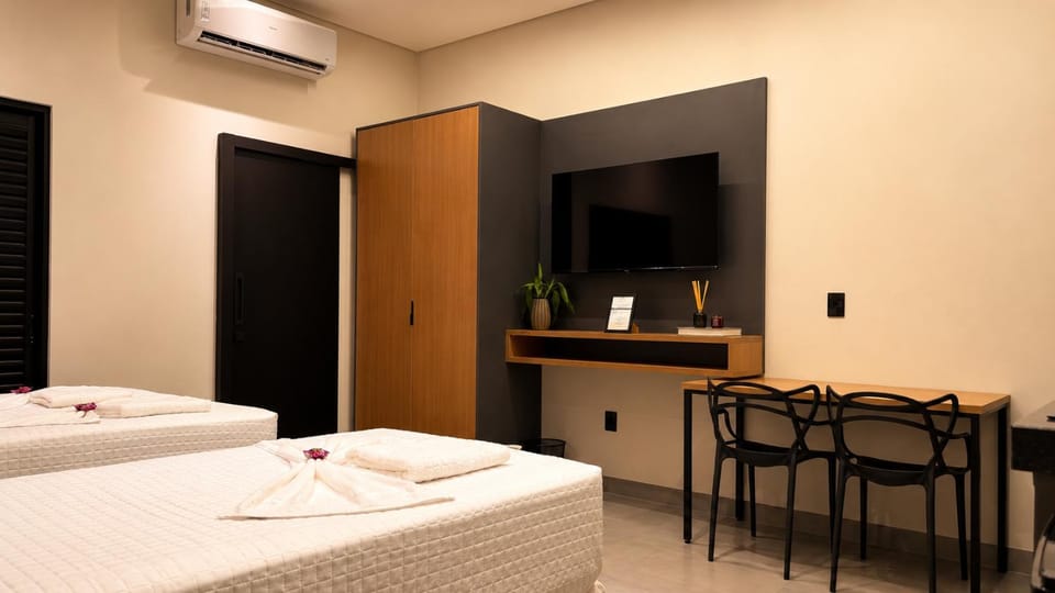 TV and multimedia, Photo of the whole room, Seating area, Dining area