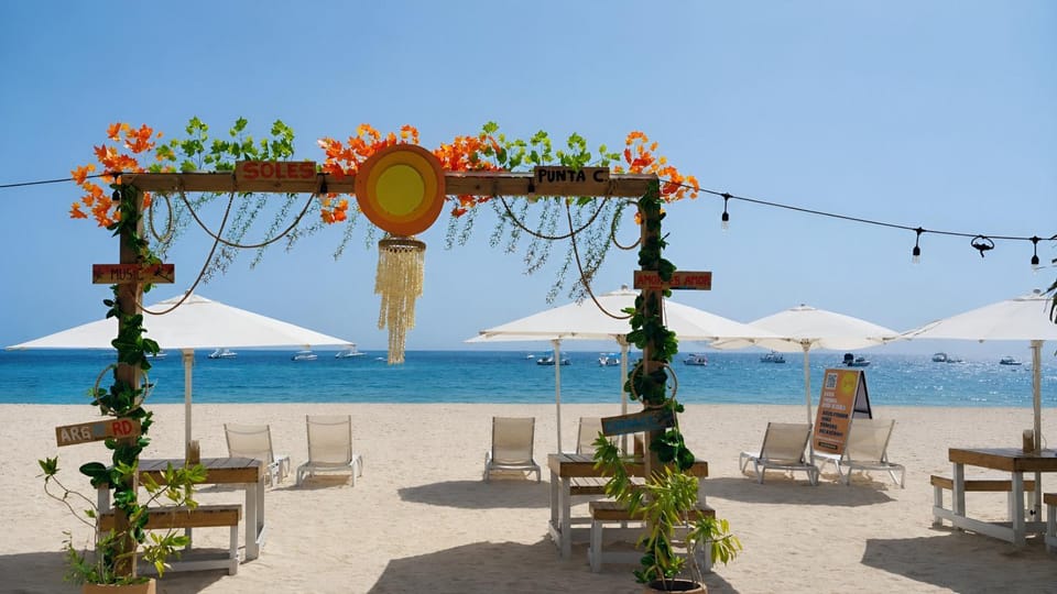 Restaurant/places to eat, Restaurant/places to eat, Day, Natural landscape, Beach, sunbed