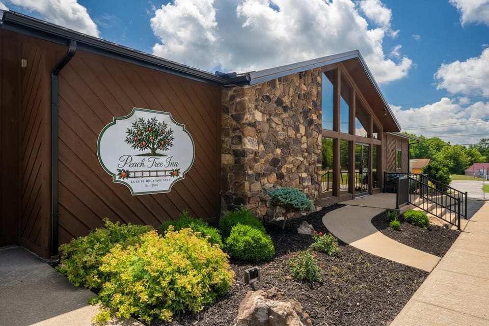 King Suite, Hot Tubs, Cobden Inn in Cobden