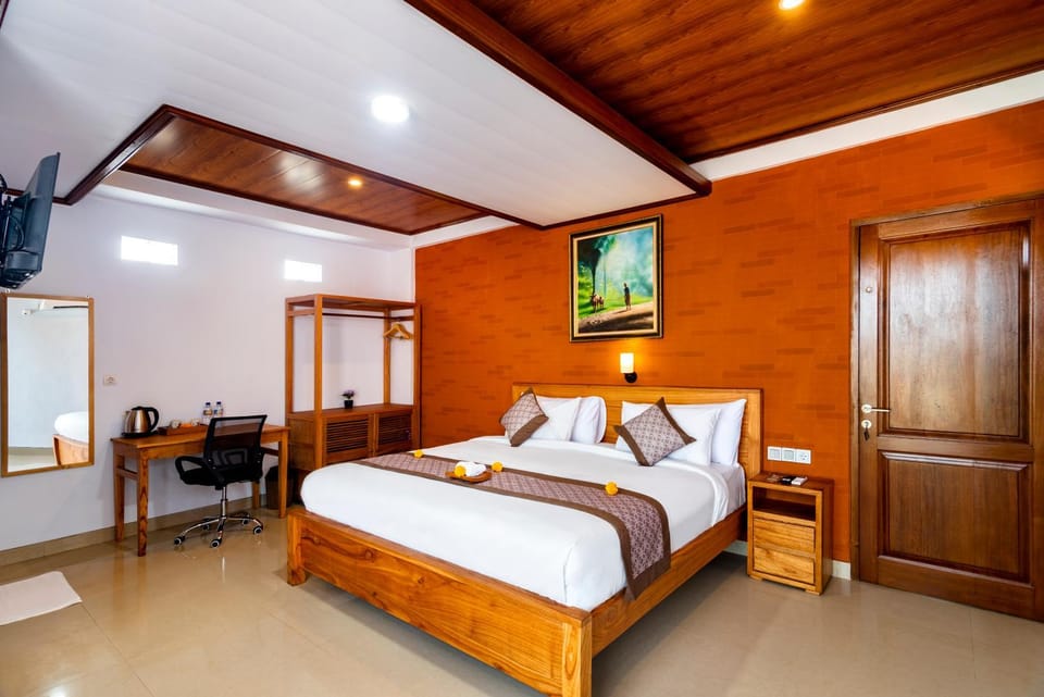 Bed, TV and multimedia, Living room, Photo of the whole room, Seating area, Bedroom, wardrobe