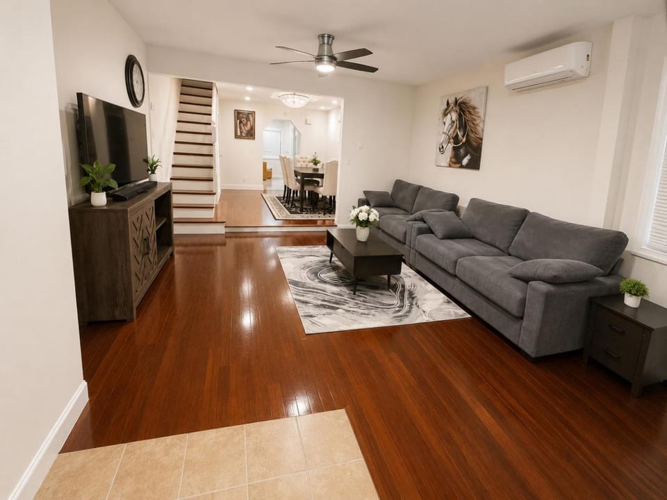 Spacious 4-Bedroom Private Home in Queens House in Middle Village