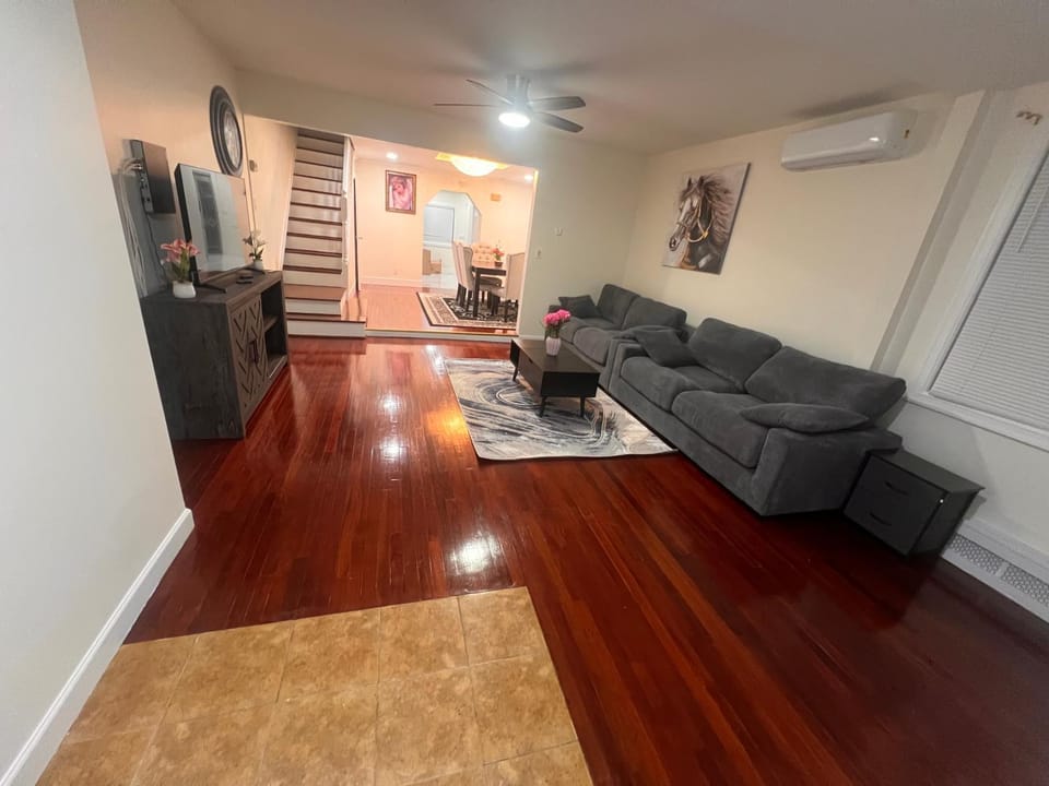 Spacious 4-Bedroom Private Home in Queens House in Middle Village