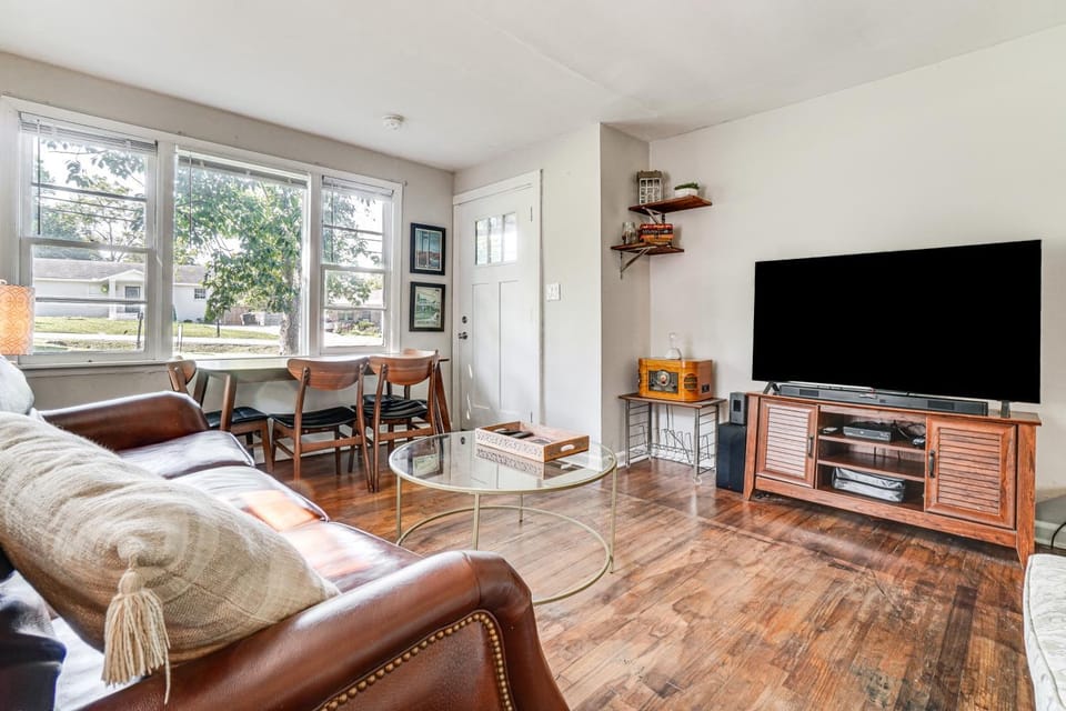 5 Mi to Honky Tonk Hwy! Charming Escape w/ Porch House in East Nashville