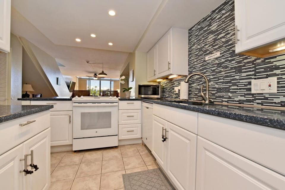 Charming 2BD w Ocean Views Near Beach - KV F401 House in Napili-Honokowai